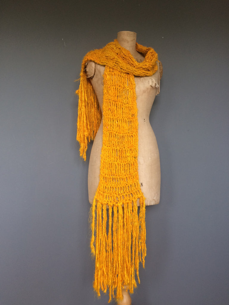 Free crochet scarf pattern with sari silk yarn.